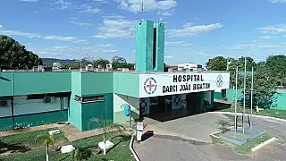 Mesmo proibido de chegar perto da ex, homem para moto ao lado dela e a esfaqueia