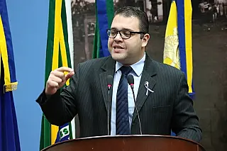 Alan Guedes faz tributo à advocacia durante sessão na Câmara