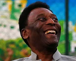 Pelé volta a ser internado