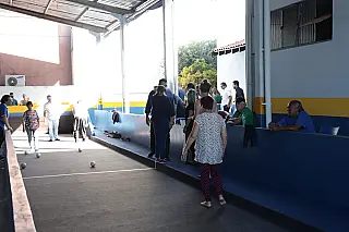 Idosos se preparam para o primeiro campeonato de bocha em quadra sintética