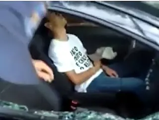 Motorista dorme ao volante com pé no acelerador do carro