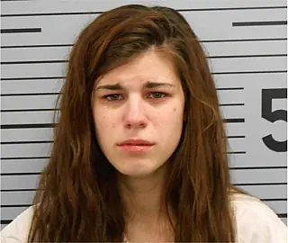 Americana é presa nos EUA após engravidar de garoto de 14 anos