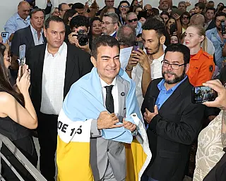 Novo prefeito chega de fusca para a posse
