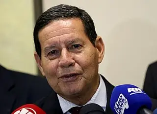 'Também estou angustiado, quero ser vacinado, mas vamos aguardar', diz Mourão