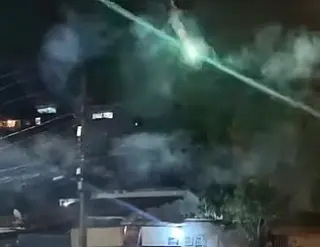 Morador arremessa foguete em drone para acabar com festa na rua