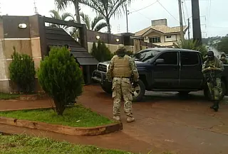 Novos supostos membros do PCC são presos com forte arsenal em armas em Pedro Juan