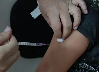 Prefeitura controla estoque de vacinas para não faltar aos que buscam a segunda dose