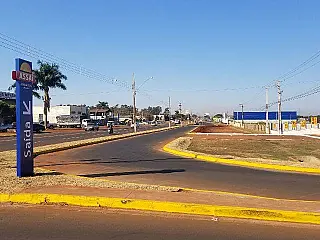 Construção de via paralela melhora o trânsito na saída do Assaí