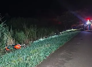Motociclista morre ao colidir com caminhão na pista