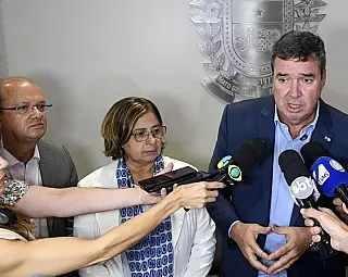 Ministra discute com Governo sobre rever diretrizes e protocolos