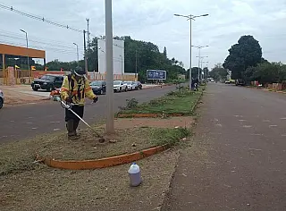 Área de novo mercado recebe serviços de limpeza