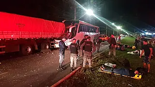 Seis pessoas ficaram feridas após ônibus colidir com traseira de carreta estacionada
