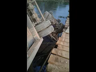 Ponte não suporta peso e caminhão com 100 t de cana cai em rio