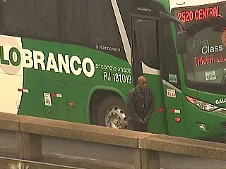 Homem armado sequestra ônibus e faz 31 reféns no Rio