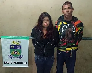 Dupla é detida com arma que usaria para 'acertar contas' com desafeta