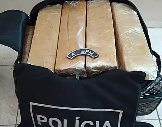 Mulher é presa com 32 quilos de maconha em mala de viagem