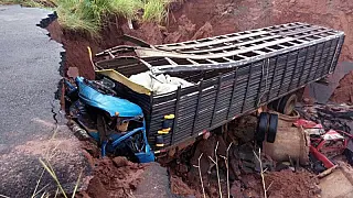 Caminhão boiadeiro cai em cratera aberta no asfalto, passageiro e animais morreram