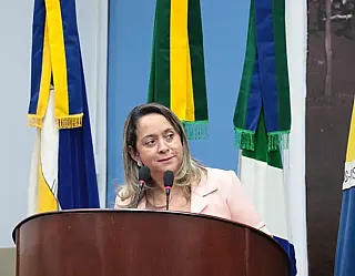 Lia Nogueira percorre bairros e encaminha pedidos da população