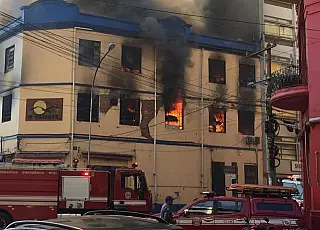 Incêndio consome fabrica de tecidos no centro comercial da 25 de Março