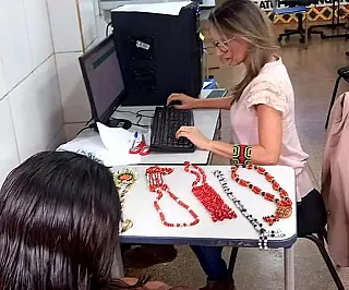 Indígenas recebem cartão de identificação