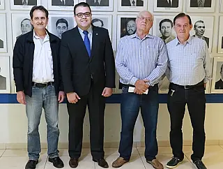 Diretor do Sicredi usa Câmara para falar dos 29 anos de cooperativismo em Dourados