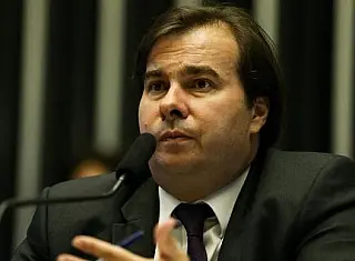 Deputados podem adiar recesso para votar denúncia contra Temer