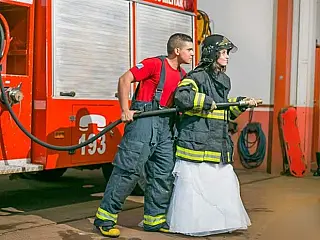 Ensaio inusitado mostra rotina de bombeiro e noiva no quartel