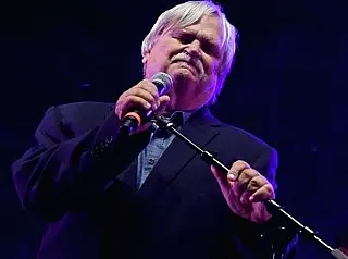 Músico morre durante show e amigos da banda não percebem