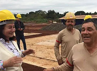 Prefeita Délia vistoria obras das casas do Residencial Estrela Guassu