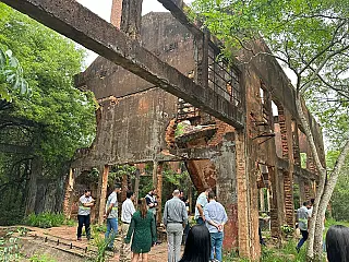 Equipe de banco francês vistoria obras em Dourados