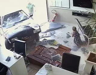 Menina escapa de acidente com carro desgovernado