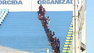 Torcedores fazem fila em 'sombra' de poste para enfrentar o calor
