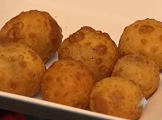 Mulher é envenenada por amiga com bolinhos de carne e tem casa furtada na fronteira