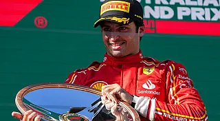 Carlos Sainz aproveita abandono de Verstappen e fatura GP da Austrália