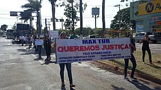 Funcionários e familiares de empresários executados protestam por Justiça