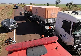 Motorista morre ao colidir picape com carreta na MS-379