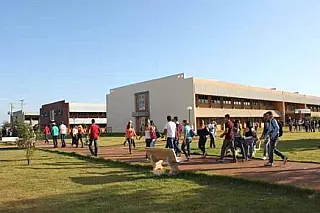 UFGD abre 22 vagas para professor substituto com salários de até R$ 5,6 mil