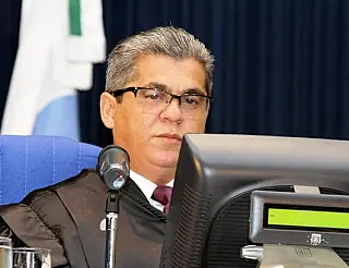 Waldir Neves retira tornozeleira para fazer cirurgia