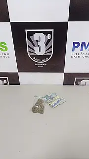 PM apreende drogas em mochila deixada por indivíduo dentro de escola