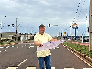 Projeto em mãos, vereador confere obra da Ponciano