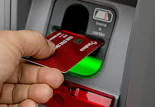 Prefeitura antecipa salários no Dia do Servidor Público