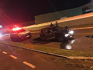 Homem sai pra comprar mais cerveja, bate em moto e vai preso embriagado