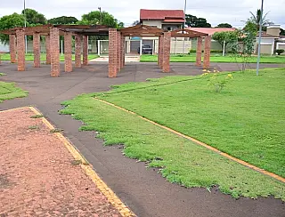 Inaugurada há sete anos, praça do Parque Alvorada já pede reforma
