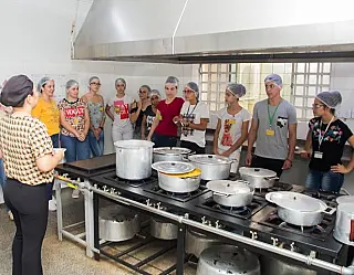 Nutrição da Unigran conhece unidade de alimentação do Evangélico