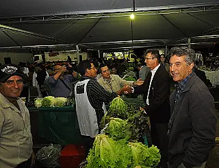 Feirantes e clientes aprovam cobertura do espaço do Parque dos Ipês