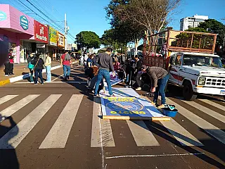 Comunidade católica "enfeita" ruas e avenidas para procissão em Dourados
