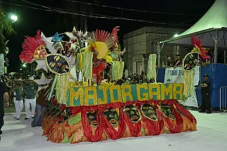 Em Corumbá cores e animação no primeiro dia de desfile