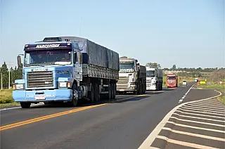 Trânsito de veículos de carga em feriados é restringido pela PRF