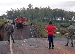 Dois morrem e três ficam feridos em queda de ponte na divisa de MS com o Paraguai