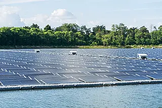 Consórcio binacional instala usina solar flutuante em Itaipu